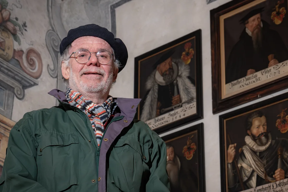 Abschiedsporträt Ueli Stauffacher, der 25 Jahre lang Museumsleiter auf Schloss Kyburg in illnau-effretikon war, er übergibt per Januar an seinen Nachfolger.